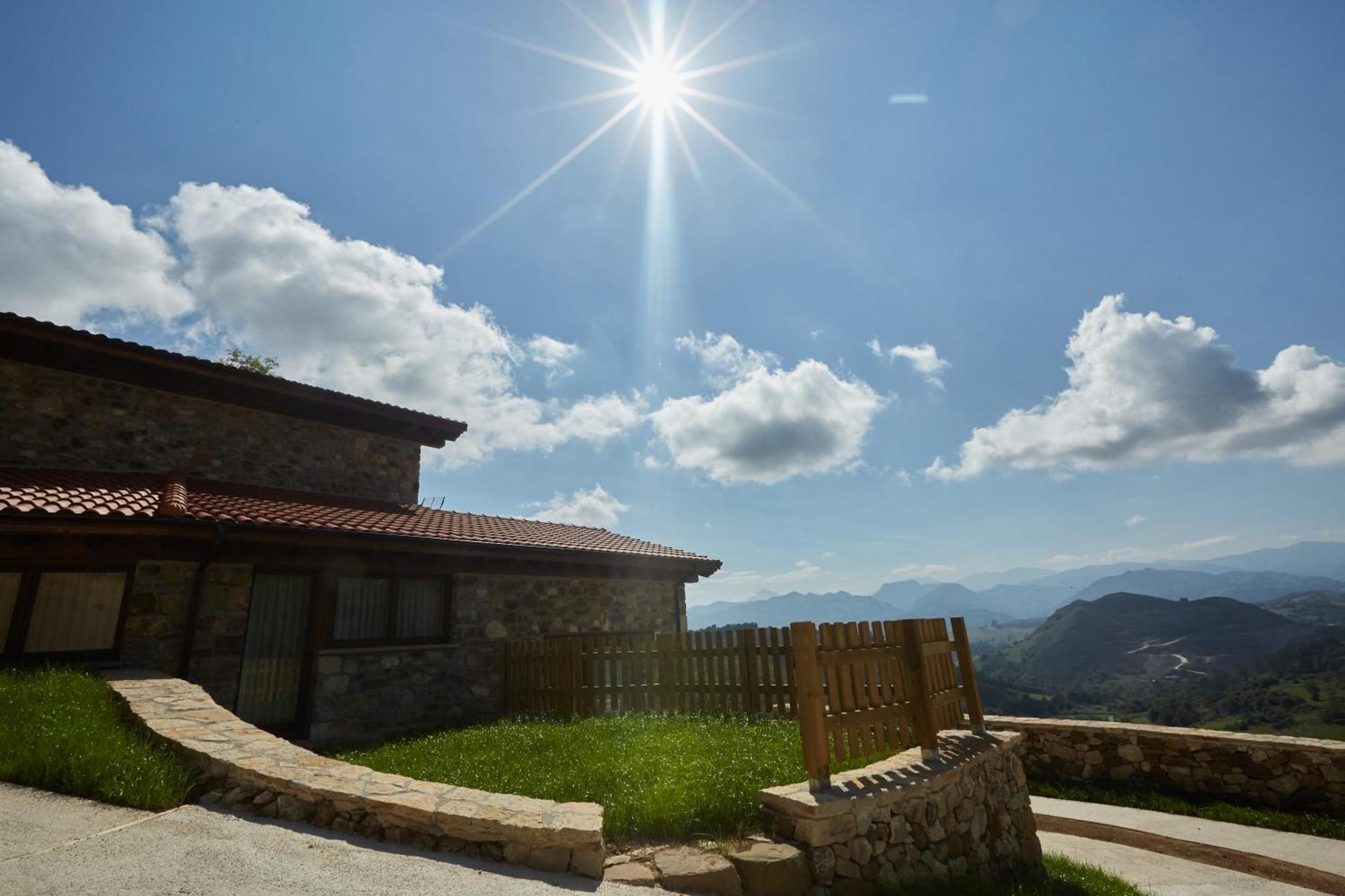Apartamentos Rurales Casa La Piedra Collia Luaran gambar