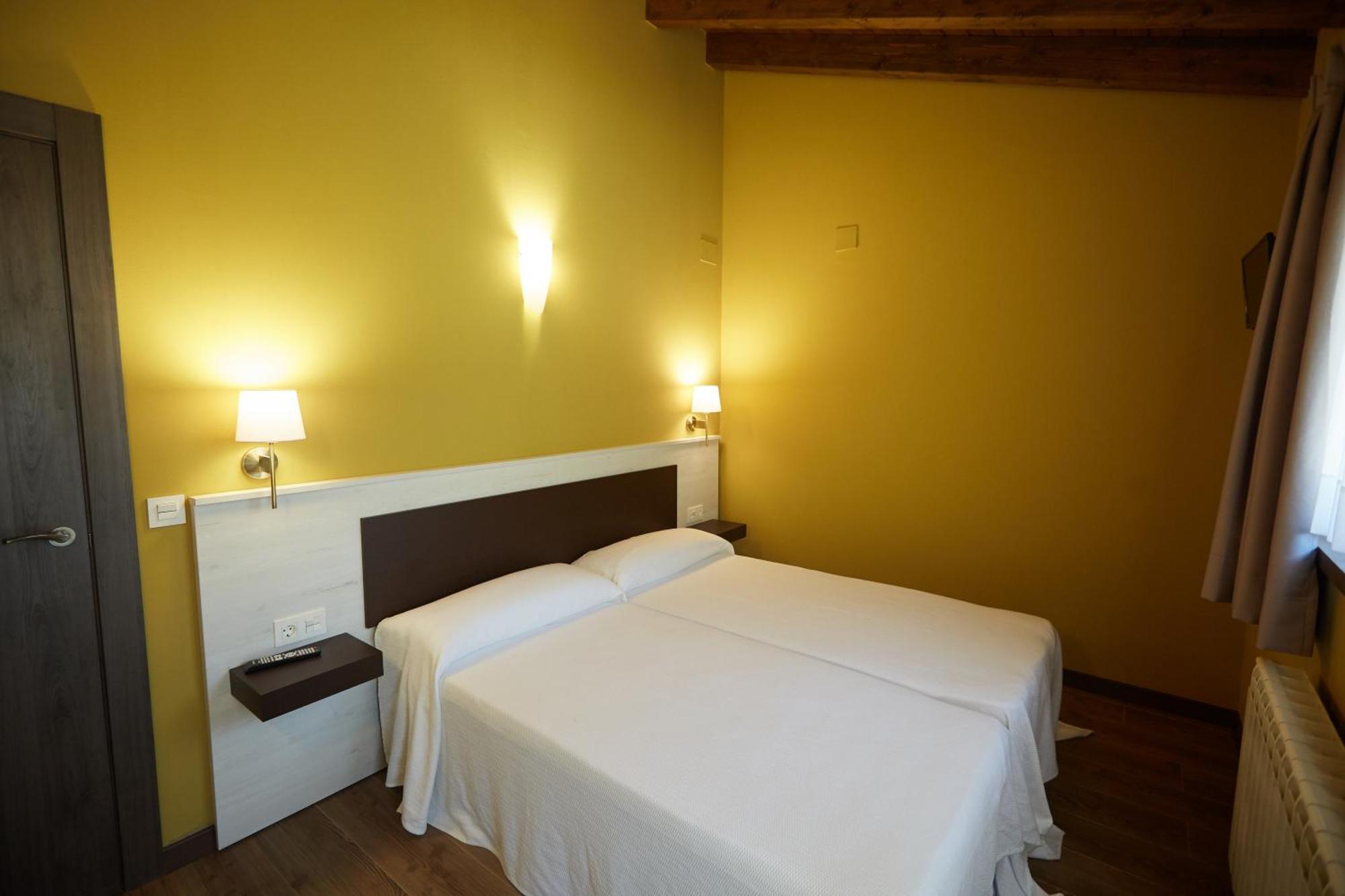 Apartamentos Rurales Casa La Piedra Collia Luaran gambar