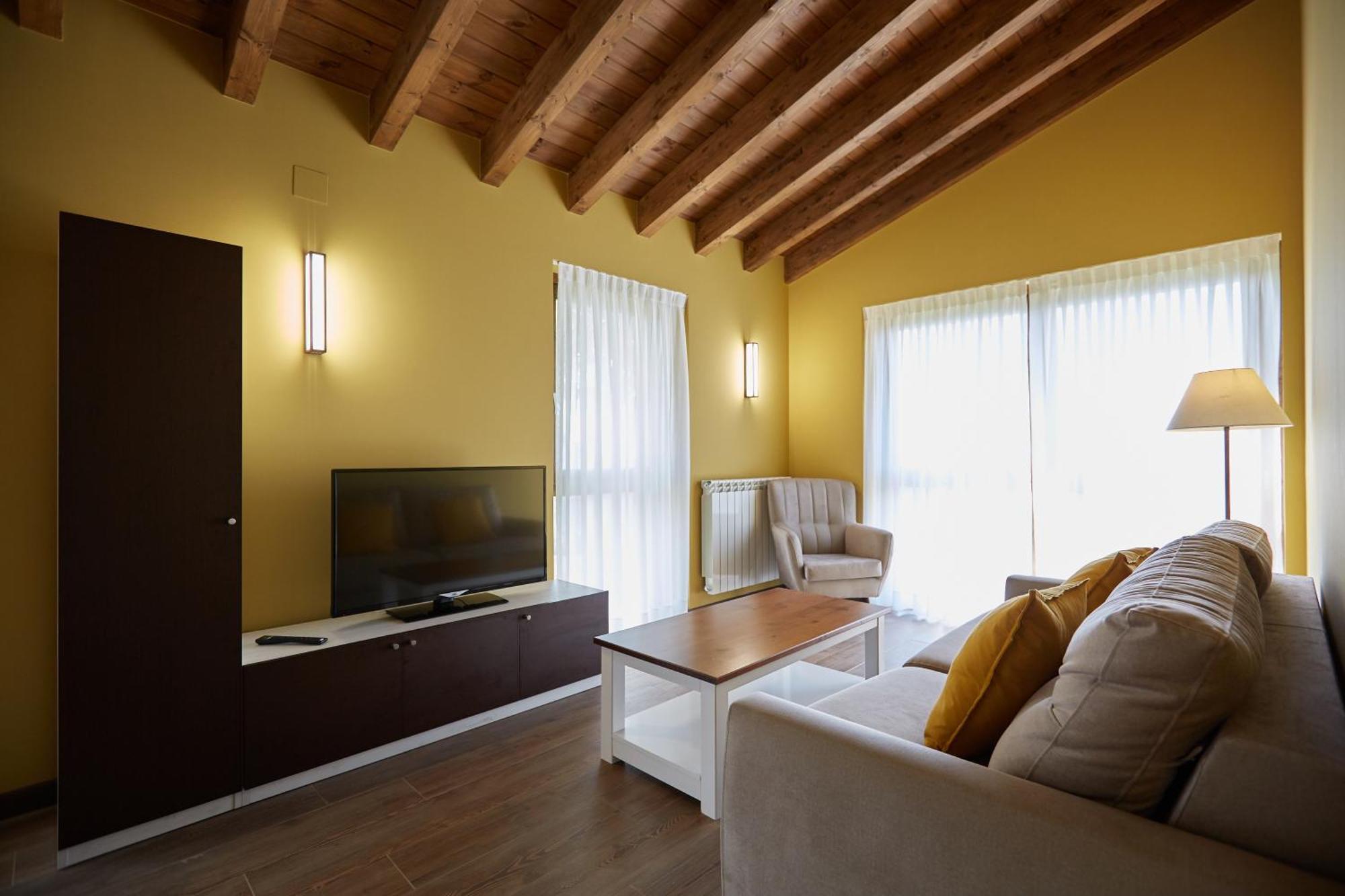 Apartamentos Rurales Casa La Piedra Collia Luaran gambar