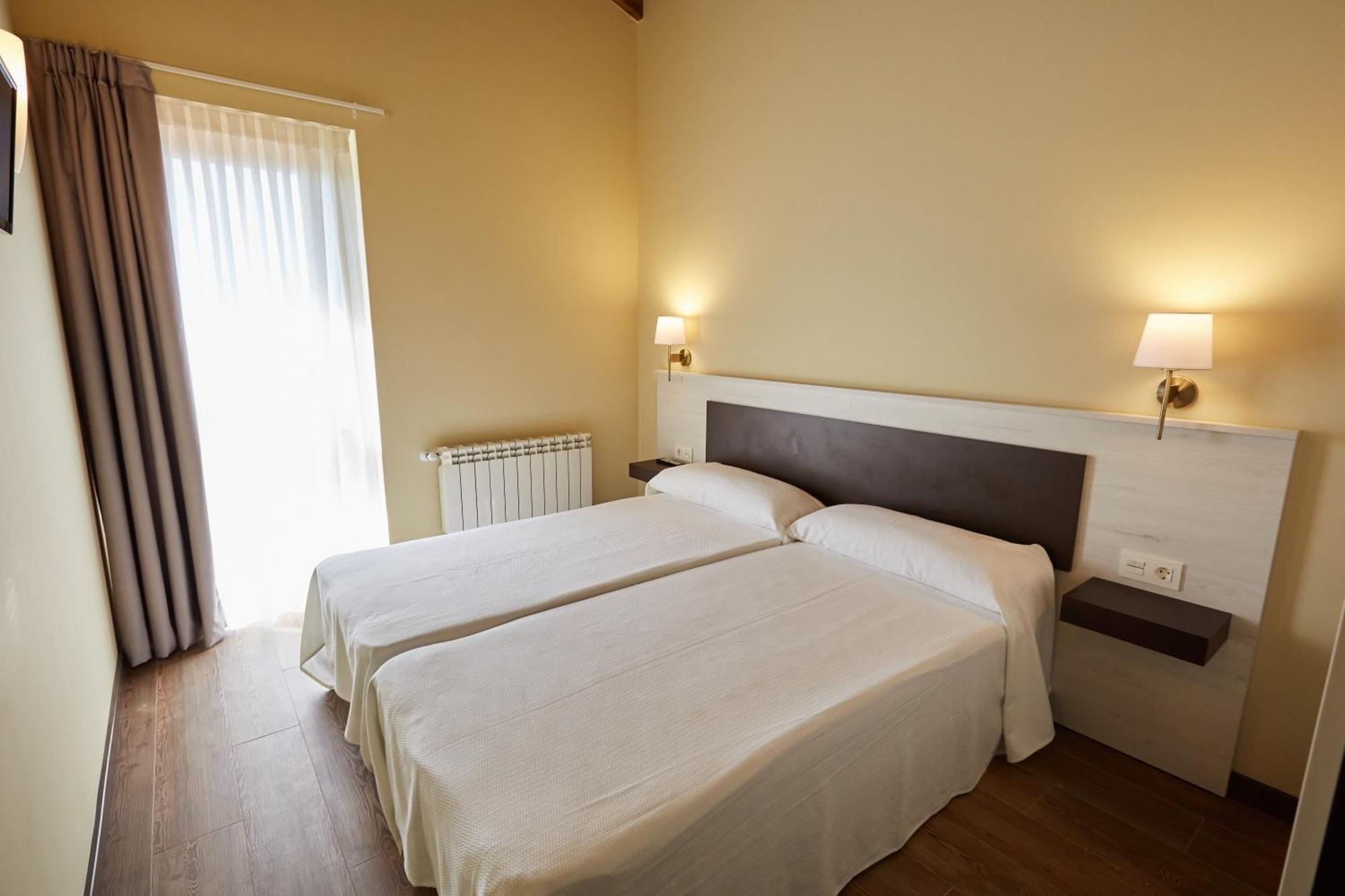 Apartamentos Rurales Casa La Piedra Collia Luaran gambar