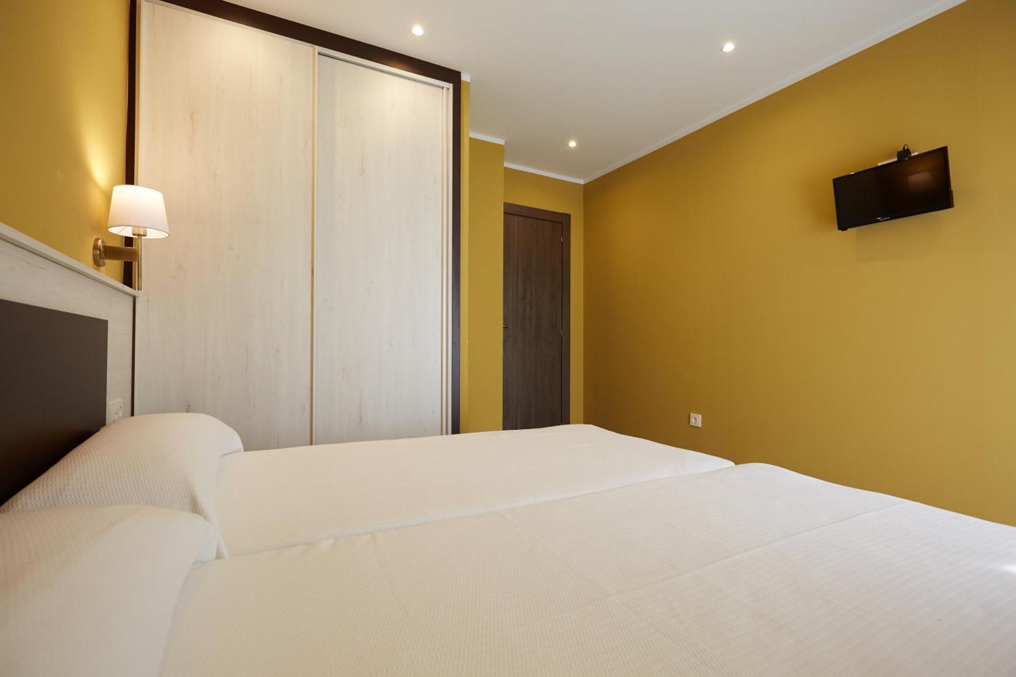 Apartamentos Rurales Casa La Piedra Collia Luaran gambar